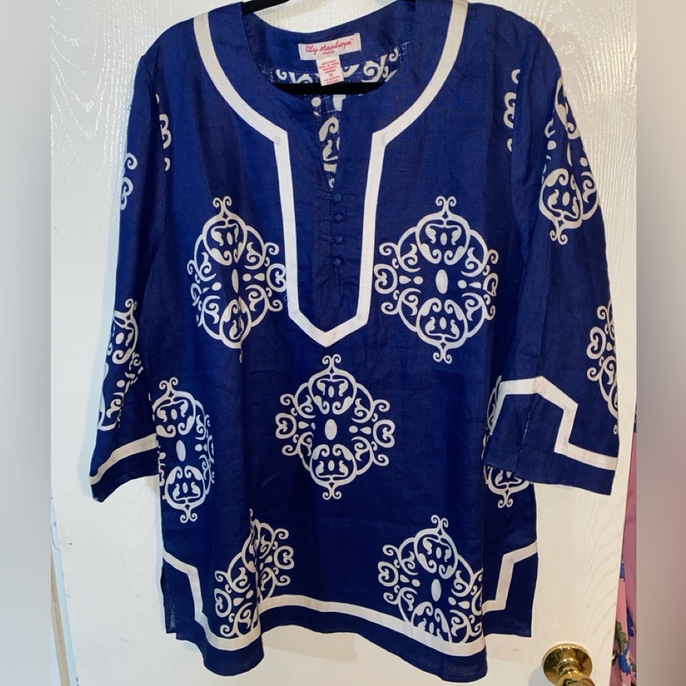 1X Navy Blue Linen Tunic with White Medallion Pattern